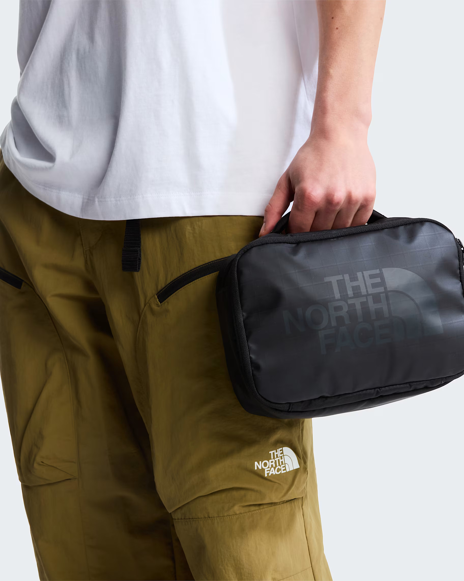 msj_UCPAkpTVf7E8EjF4Base-Camp-Voyager-Wash-Bag-TNF-TNF-BlackAsphalt-Grey-ALT1.jpg 83433